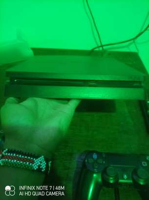 PS4 4 chipped with two controllers image 3