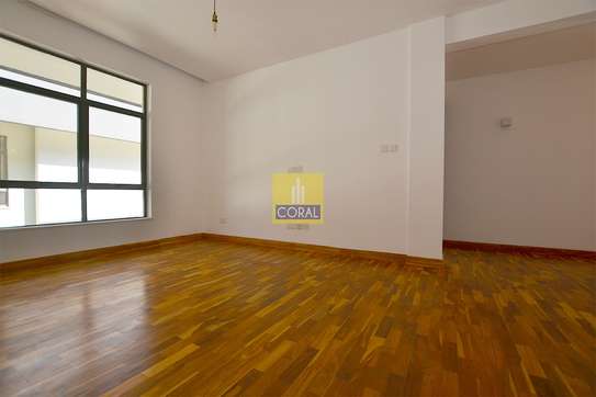 4 Bed Apartment in Rosslyn image 1