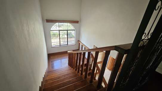 5 Bed House with En Suite in Gigiri image 3