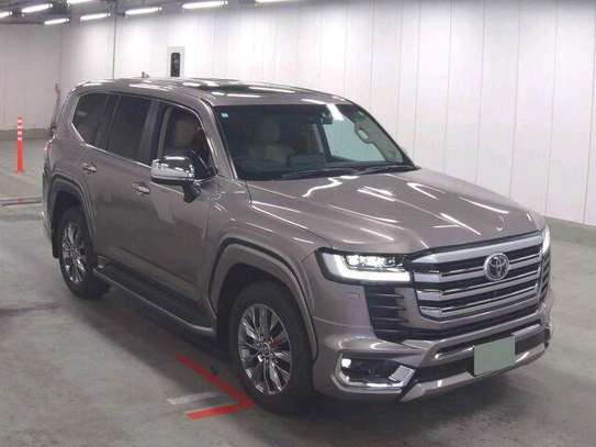 Toyota Land Cruiser V8 image 4
