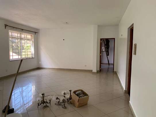 3 bedroom apartment all ensuite with a Dsq available image 4
