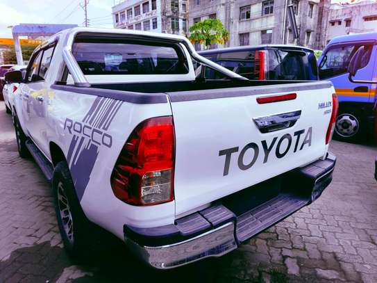 Toyota Hilux double cabin white 2016 image 1