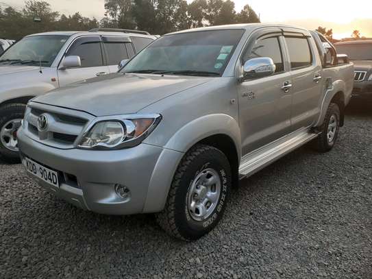 TOYOTA HILUX DOUBLE CABIN LOCAL image 5