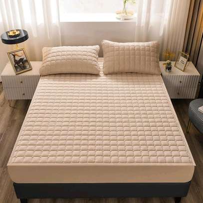 QUILTED WATERPROOF MATTRESS PROTECTOR image 3
