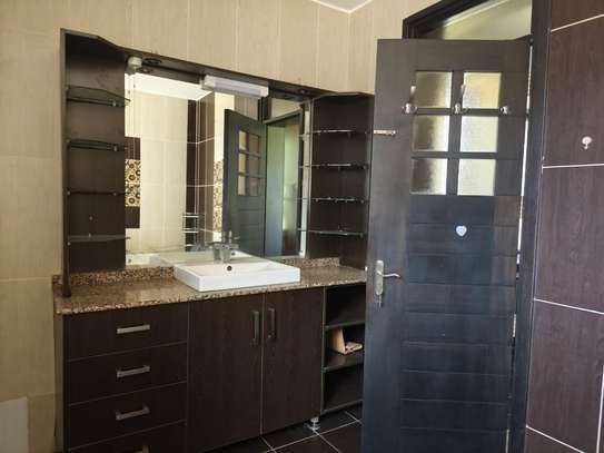 6 Bed House with En Suite in Runda image 4