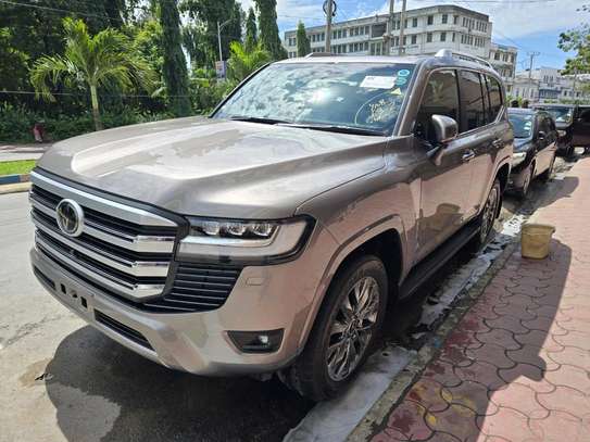 Toyota Land cruiser V8 AX 2023 image 3