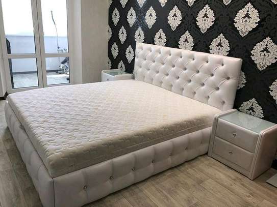 White 5*6 chesterfield bed/two bedside cabinets image 1