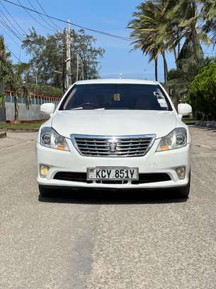 Toyota crown Royal saloon 2018 model image 8