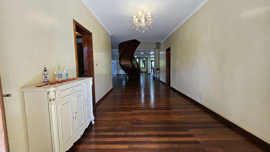 5 Bed House with En Suite in Runda image 2