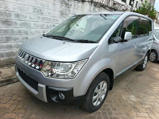 Mitsubishi Delica D5 image 1