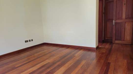 5 Bed House with Garden at Daggorett Road image 31