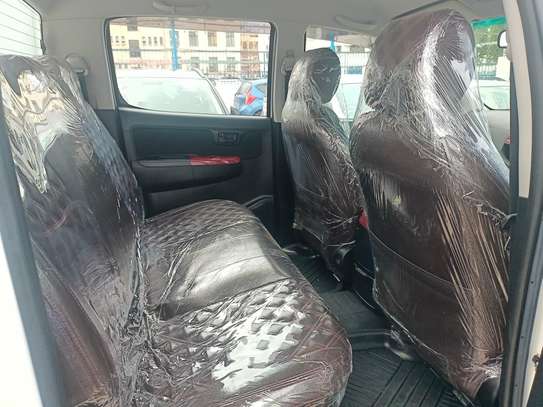 TOYOTA HILUX  DOUBLE CABIN image 3