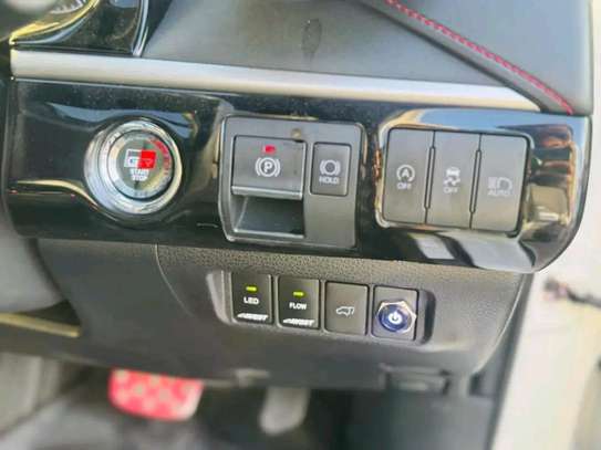 TOYOTA HARRIER SUNROOF 2019MODEL TURBO CHARGED image 6
