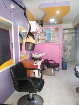 An elegant salon and nail parlour for sale image 1