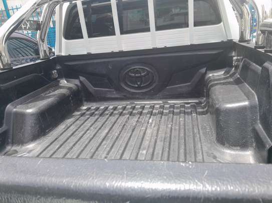 Hilux double cabin image 8