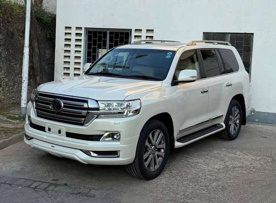 Toyota Land cruiser v8 2018 model image 9