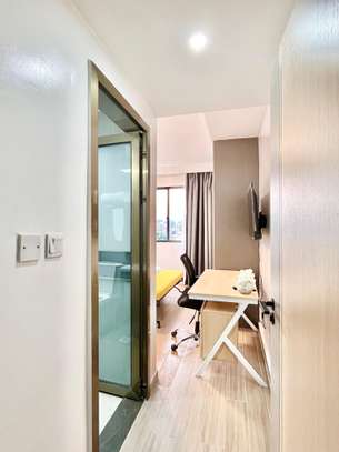 Serviced 2 Bed Apartment with En Suite at Riverside image 9