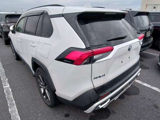 Toyota RAV4 SUV White Stylish Comfortable image 10