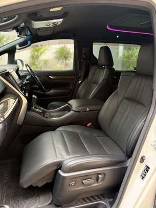 Toyota Vellfire Executive Lounge image 3