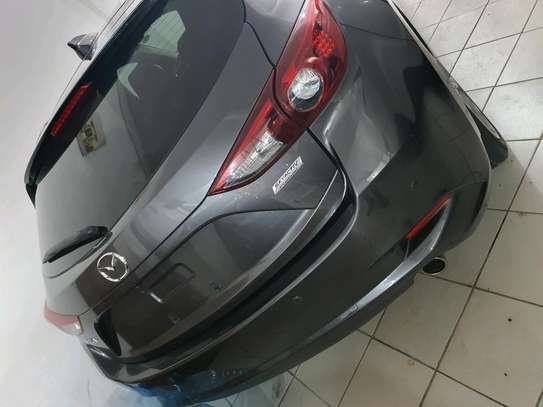 Mazda Axela image 2