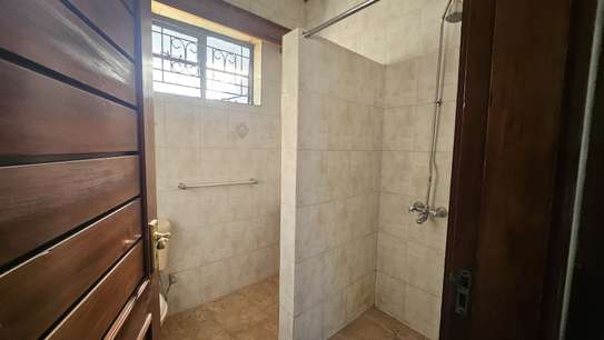 5 Bed House with En Suite in Gigiri image 2