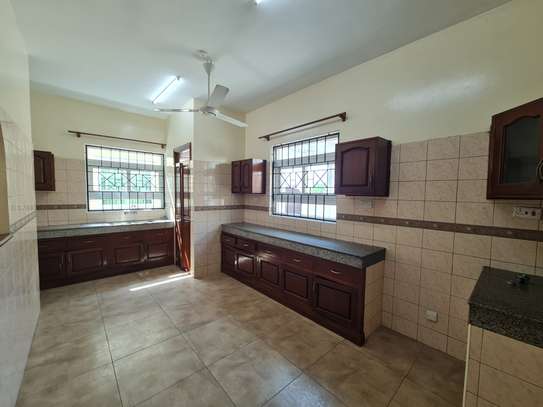 5 Bed Townhouse with En Suite in Nyali Area image 8
