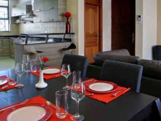 Serviced 2 Bed Apartment with En Suite in Hurlingham image 5