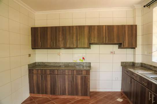 4 Bed House with En Suite in Redhill image 23