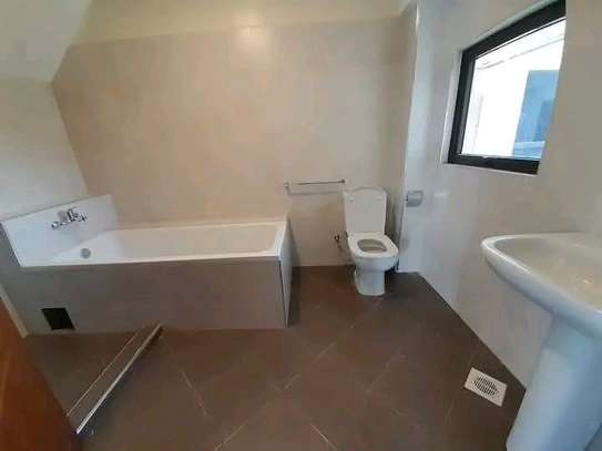 5 bedrooms plus dsq for sale image 7