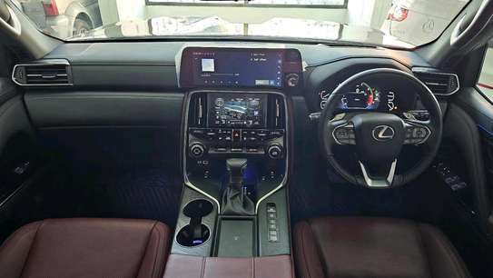 LEXUS LX600 image 10