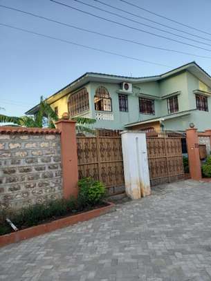 3 Bed Townhouse with En Suite at Bombolulu Estate image 1