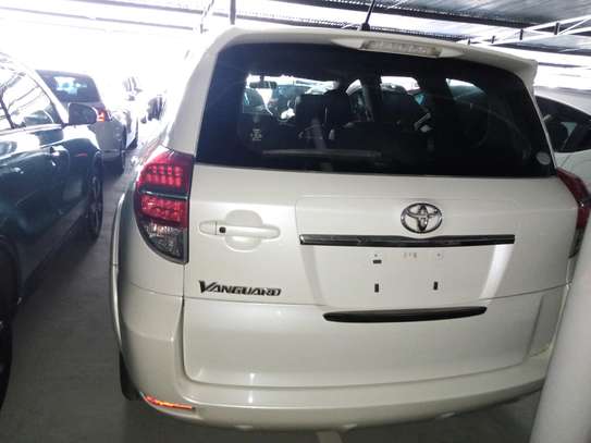 White Toyota Vanguard image 1