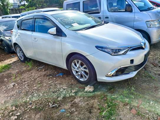 Toyota Auris pearl fully loaded image 1