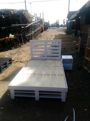 4*6 White Pallet Bed image 2