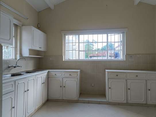 4 Bed House with En Suite in Rosslyn image 24