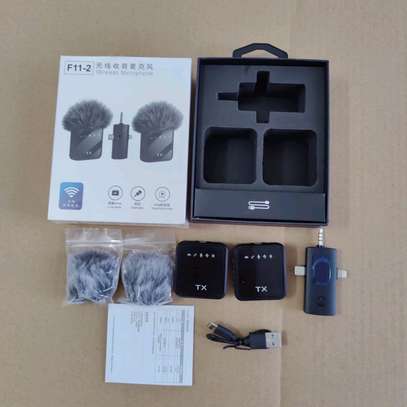 This 3-in-1 wireless lapel microphone image 3