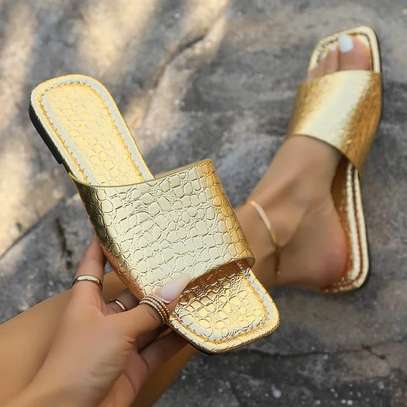 Low heeled ladies sandals image 4