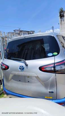 Toyota sienta hybrid silver 2018 image 9