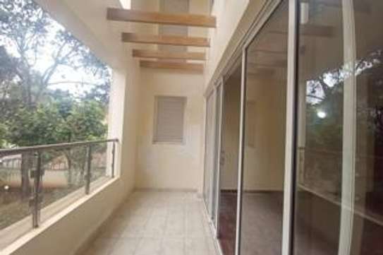 5 Bed House with En Suite at Lavington Green image 1