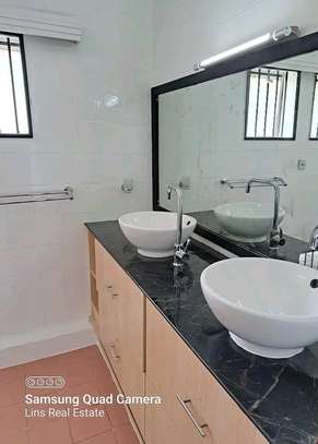 5 Bed House with En Suite at Mageta image 3