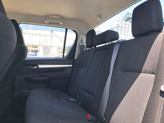 TOYOTA HILUX image 6