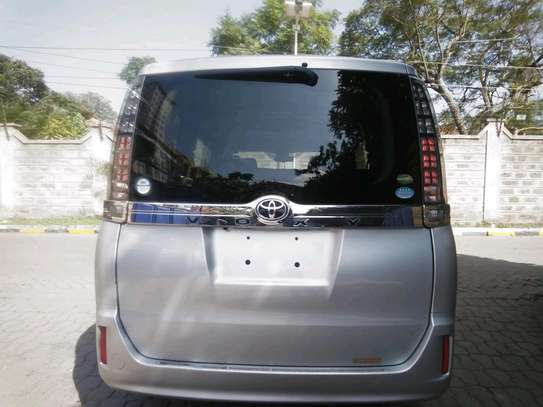 Toyota Voxy image 5