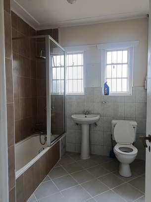 4 Bed House with En Suite in Rosslyn image 3