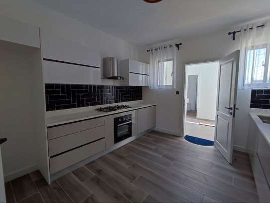 4 Bed House with En Suite in South C image 3
