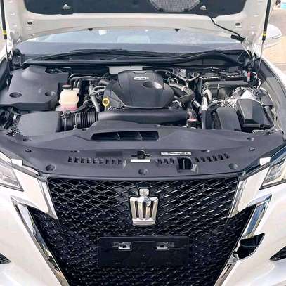 Toyota crown athlete fully loaded image 7