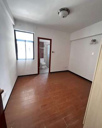 1 Bed Apartment with Gym in Kilimani image 5