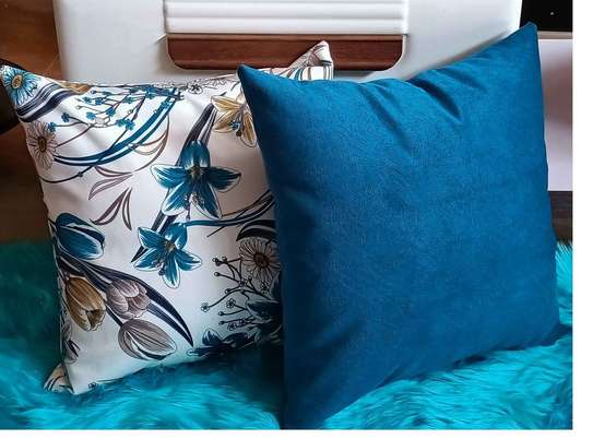 FLOWERED THROW PILLOWS image 12