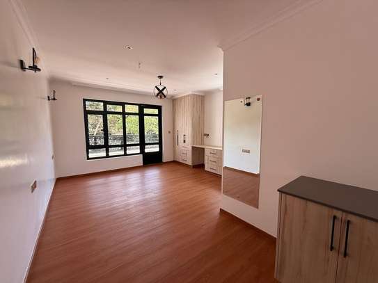 6 Bed House with En Suite in Runda image 4