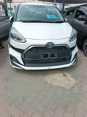 Toyota Sienta hybrid image 2