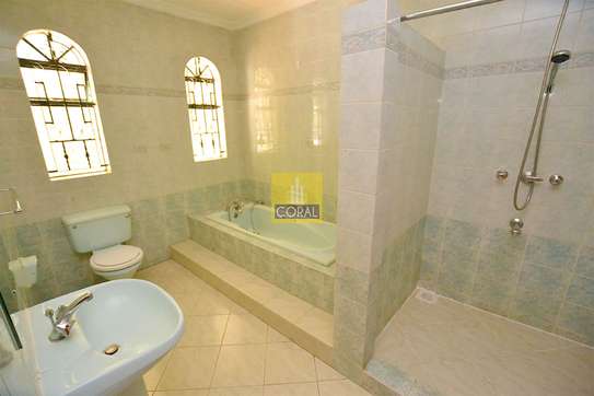 5 Bed Villa with En Suite in Riverside image 4
